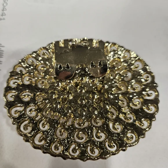 Elegant Gold and Pearl Brooch - Picture 5 of 7